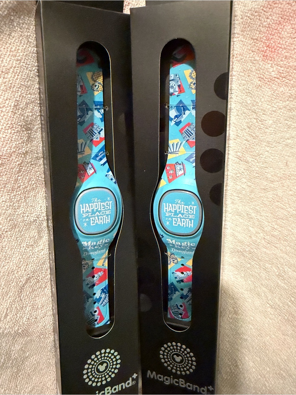 New in Box - Disney MagicBand The Happiest Place on Earth Blue Wristband